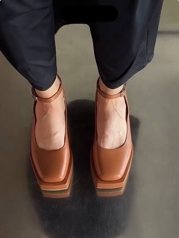 Взуття на танкетці повертається