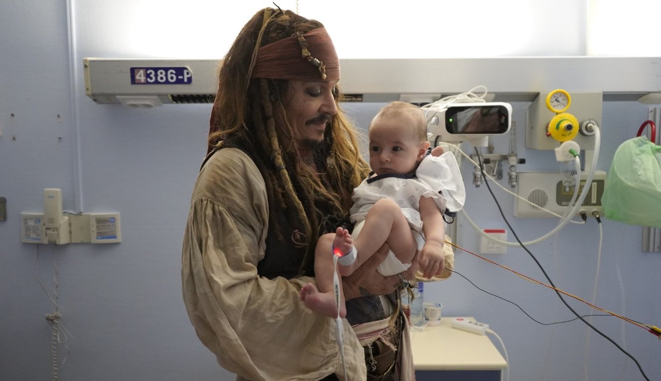 Джонні Депп відвідав пацієнтів дитячої лікарні у костюмі Джека Горобця - фото 1