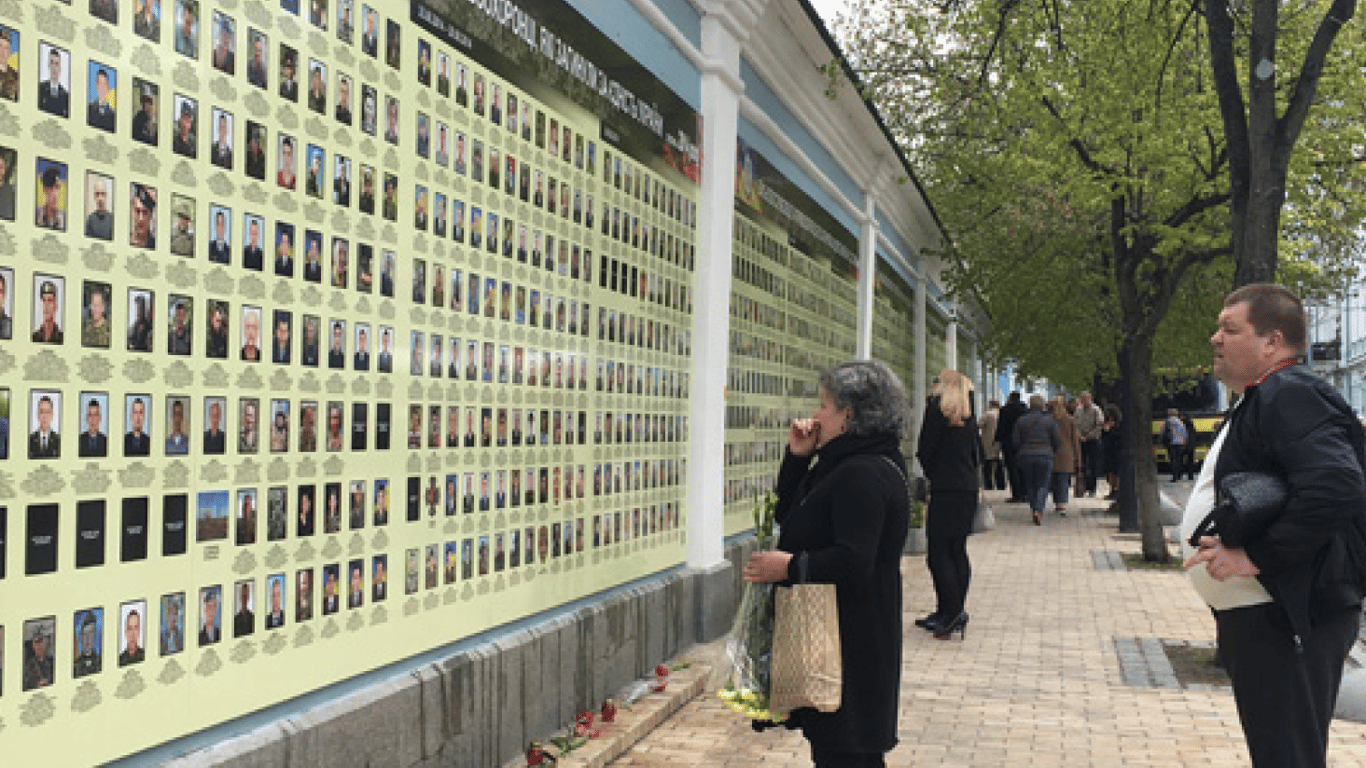 Зі Стіни пам'яті у Києві масово зникають фото загиблих військових: що відомо