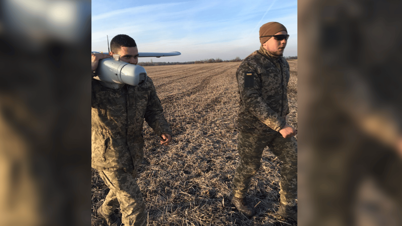 Морський піхотинець Хуан Альберто Лейва Гарсія з побратимом 