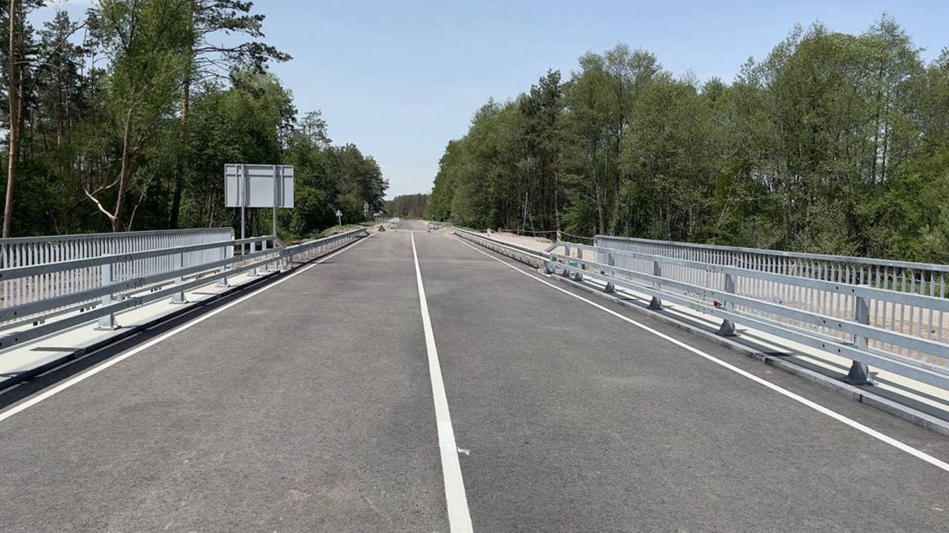 Построили заново: в Киевской области восстановили мост, который взорвали оккупанты