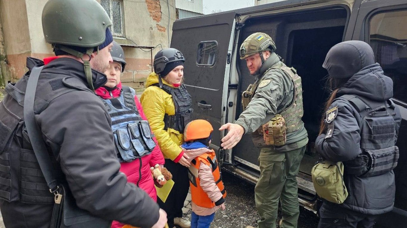 Евакуація з Костянтинівки —  поліція вивезла сім'ю з дітьми