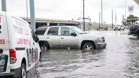 Вырванные с корнями деревья и затопленные улицы — американский Техас накрыл мощный шторм - 285x160