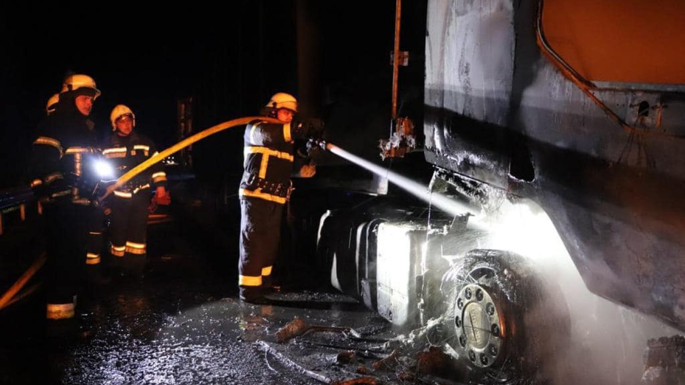 На Київщині сталася масова пожежа: горіли три вантажівки, є загиблі