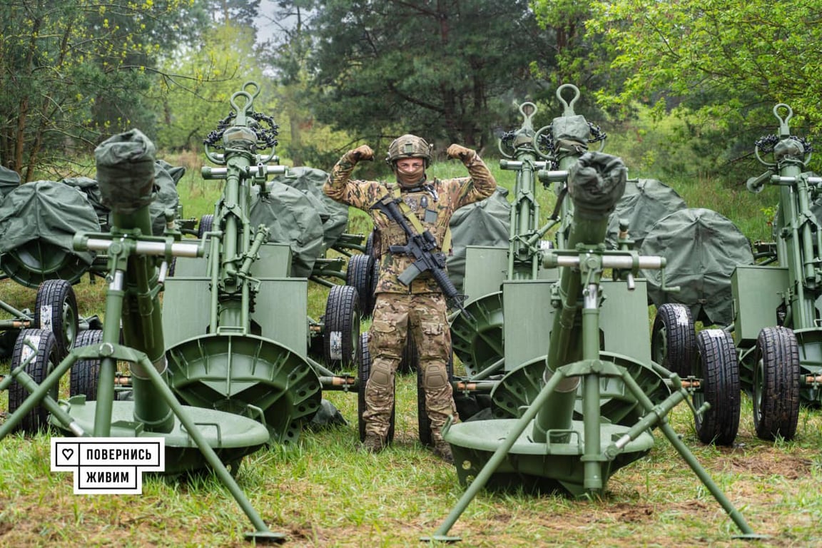 військові біля міномету
