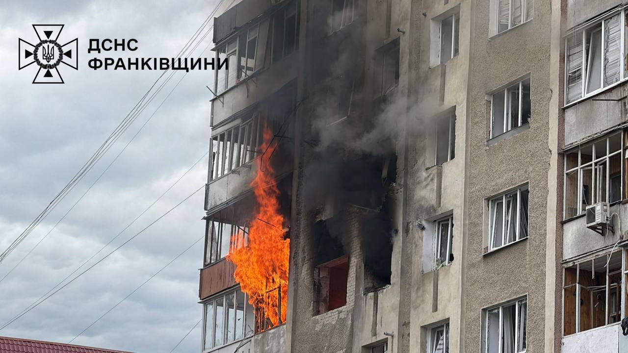 Горить багатоповерхівка в Івано-Франківську, по якій вдарила Росія під час масованої атаки 13 травня 2026 року