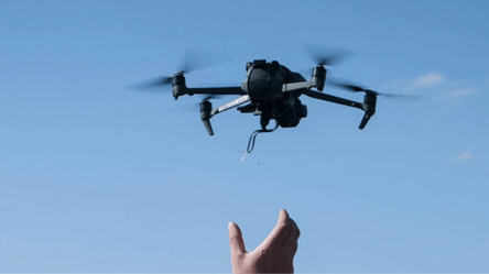 У Києві невідомі запустили дрон з прапором Росії — відео - 290x166