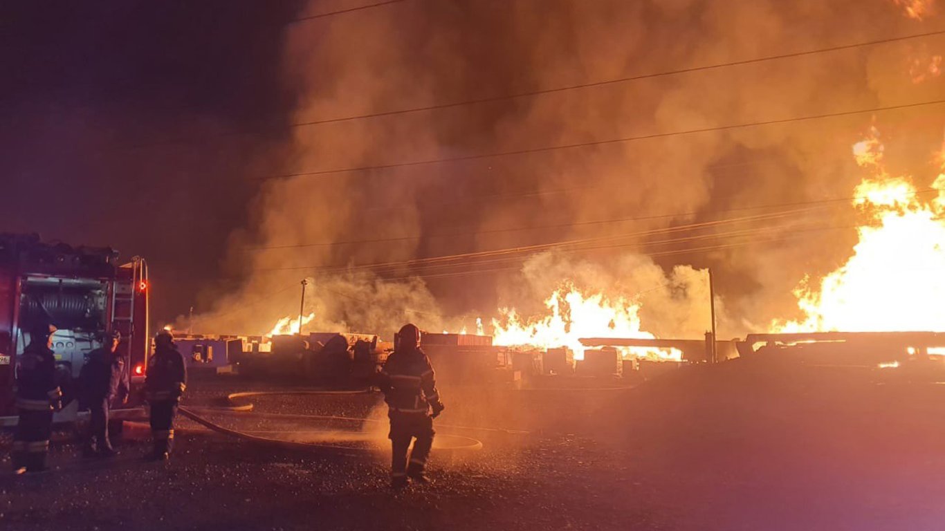 В окупованому Криму пролунали вибухи, спалахнула масштабна пожежа: що відомо