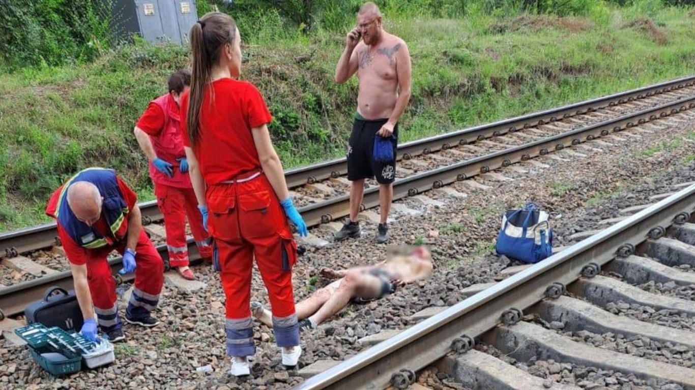 В Киевской области ребенок полез на крышу поезда и его поразило током