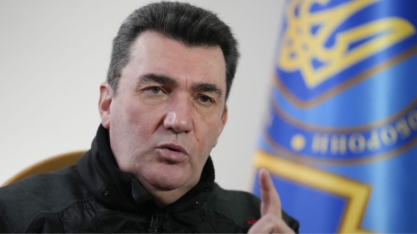 Данилов и Подоляк отреагировали на заявление о размещении тактического ядерного оружия рф в Беларуси
