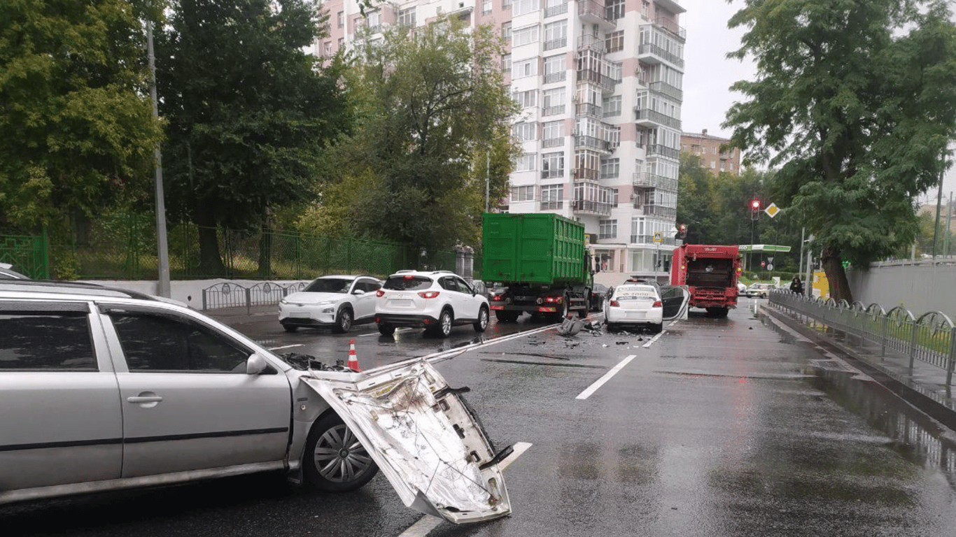 В Харькове столкнулись четыре автомобиля: есть пострадавшие