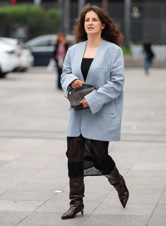 Взуття, що ідеальний буде мати вигляд з прозорою спідницею