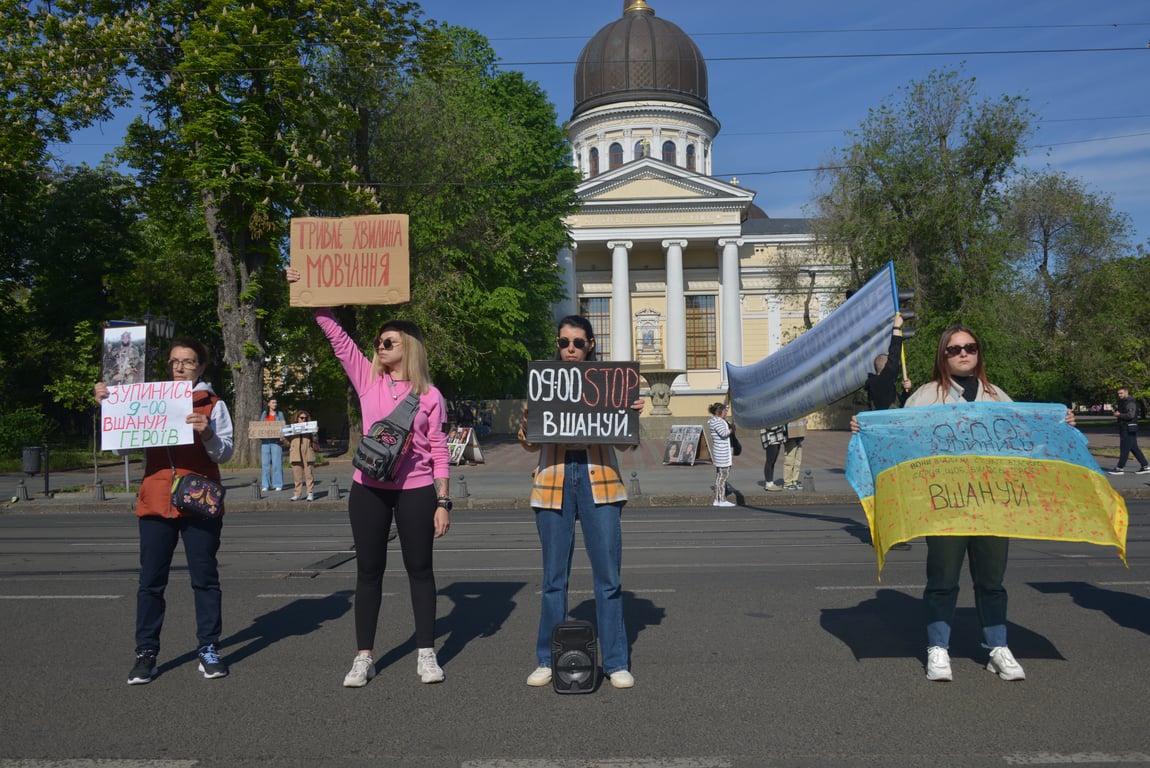 Хвилина тиші в Одесі — у центрі вшанували Героїв (фоторепортаж) - фото 12