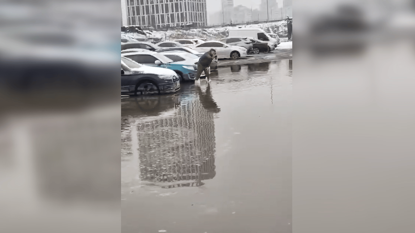 У Києві прорвало водопровід — на стоянці затопило машини