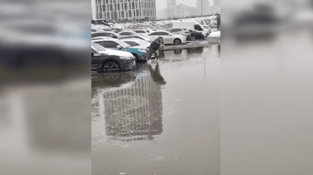 У Києві прорвало водопровід — на стоянці затопило машини - 285x160