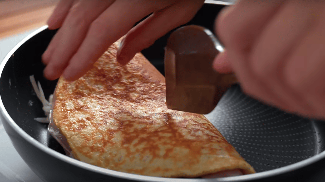 дуже смачний вівсяний млинець з шинкою та сиром за 5 хвилин