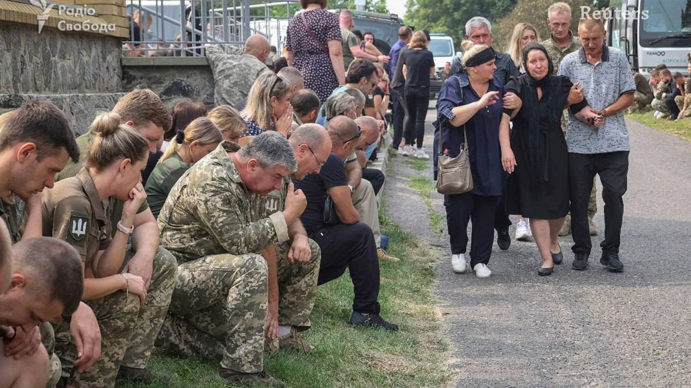 На Полтавщине в последний путь провели пилотов, погибших в авиакатастрофе в Донецкой области