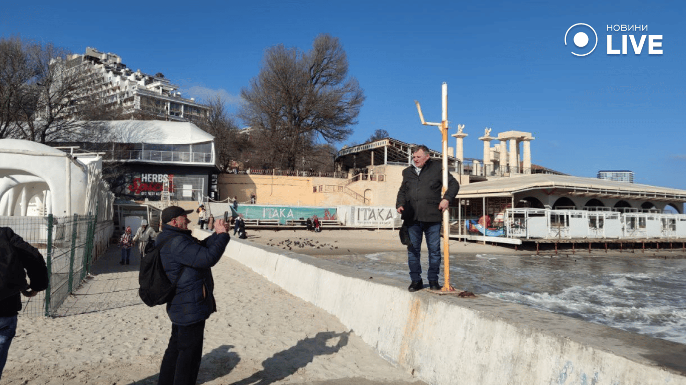 Ясна погода зібрала натовпи одеситів на узбережжі — фоторепортаж - фото 5