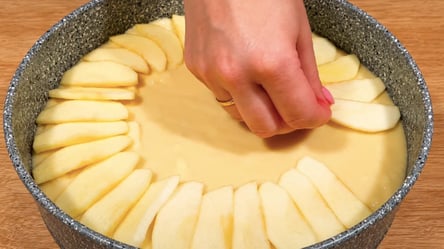 Шарлотка на скорую руку без яиц и молока: все смешать и в духовку - 285x160