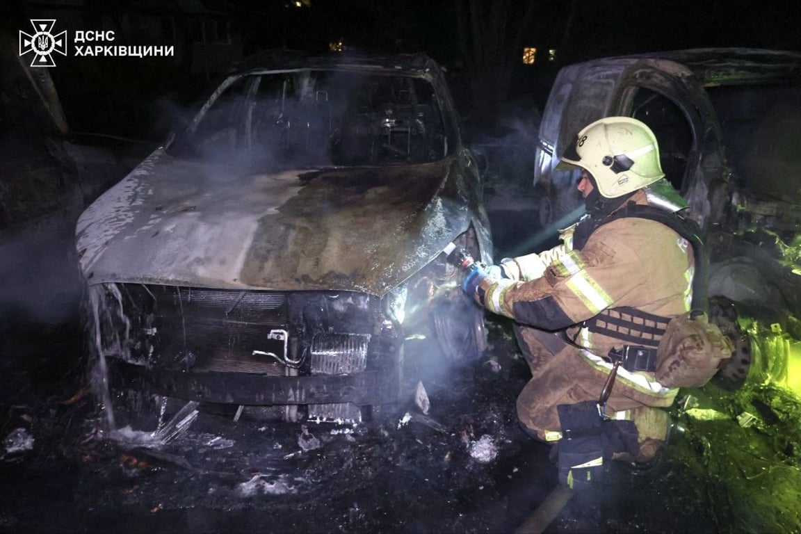Рятувальник гасить пожежу у автівці