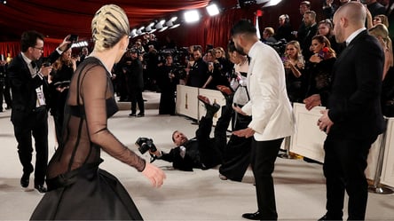 Леді Гага кинулась на допомогу фотографу на доріжці "Оскар-2023": той шокував співачку реакцією - 285x160