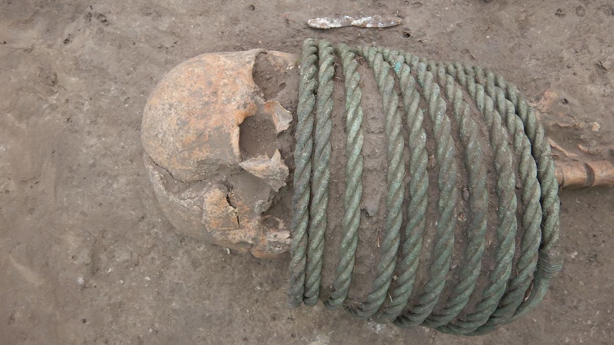 Українські археологи знайшли таємниче поховання, скелети лежали з відрами на ногах і кільцями на шиї