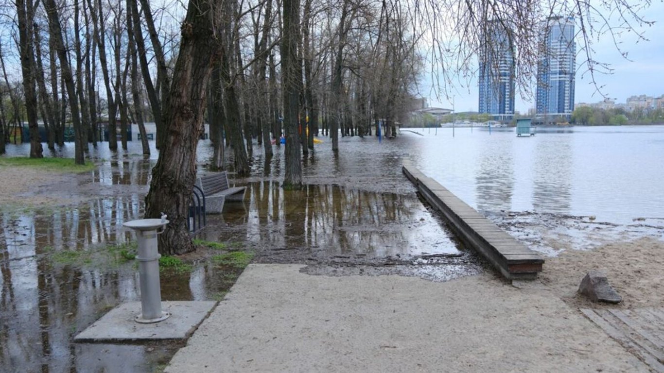 Рівень води в Дніпрі піднявся до максимуму — в КМДА розповіли про загрозу