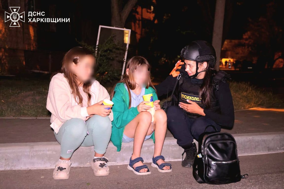 Психолог ГСЧС с местными жителями