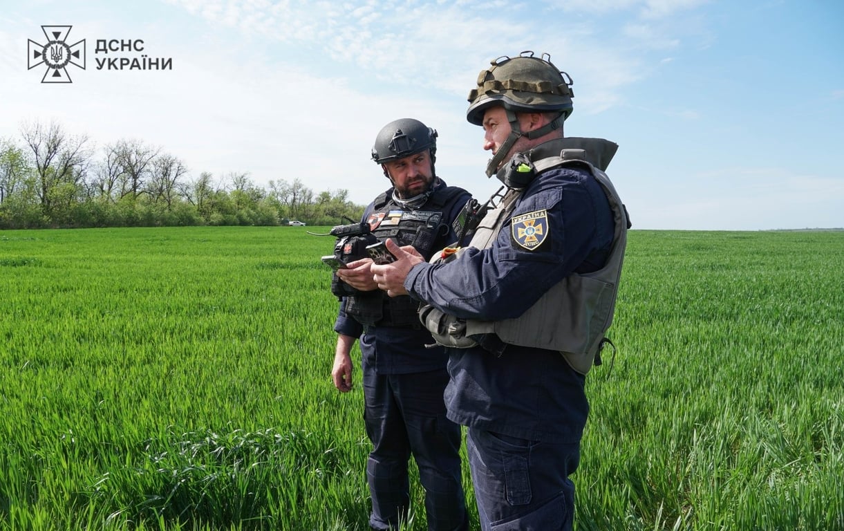 Саперы ГСЧС показали страшную находку на востоке Украины - фото 2