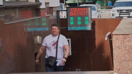Курси долара та євро пішли у протилежні сторони: до чого готуватися - 285x160