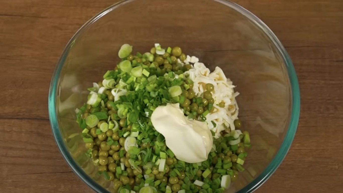 салат з яйцем, сиром і горошком