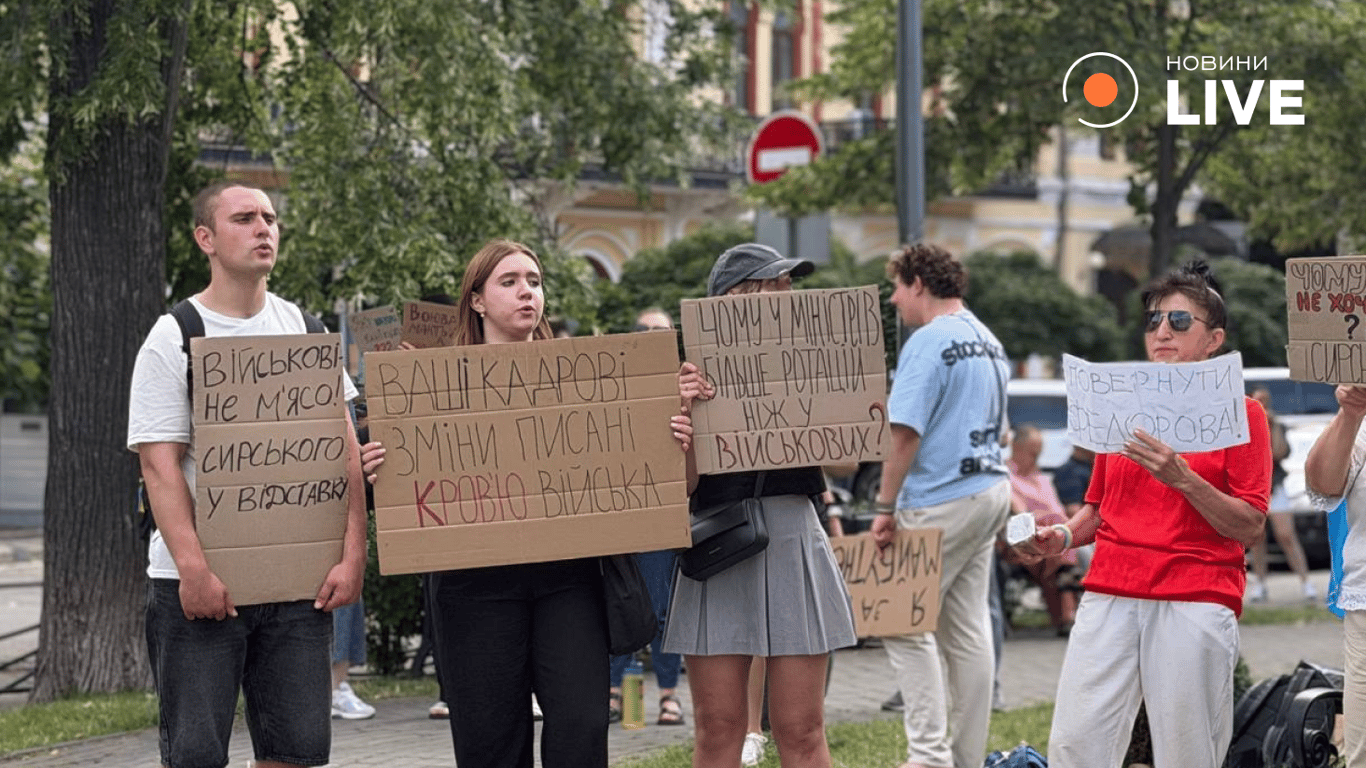 У Києві п'ятий день поспіль тривають протести через відставку Федорова: фоторепортаж - фото 1
