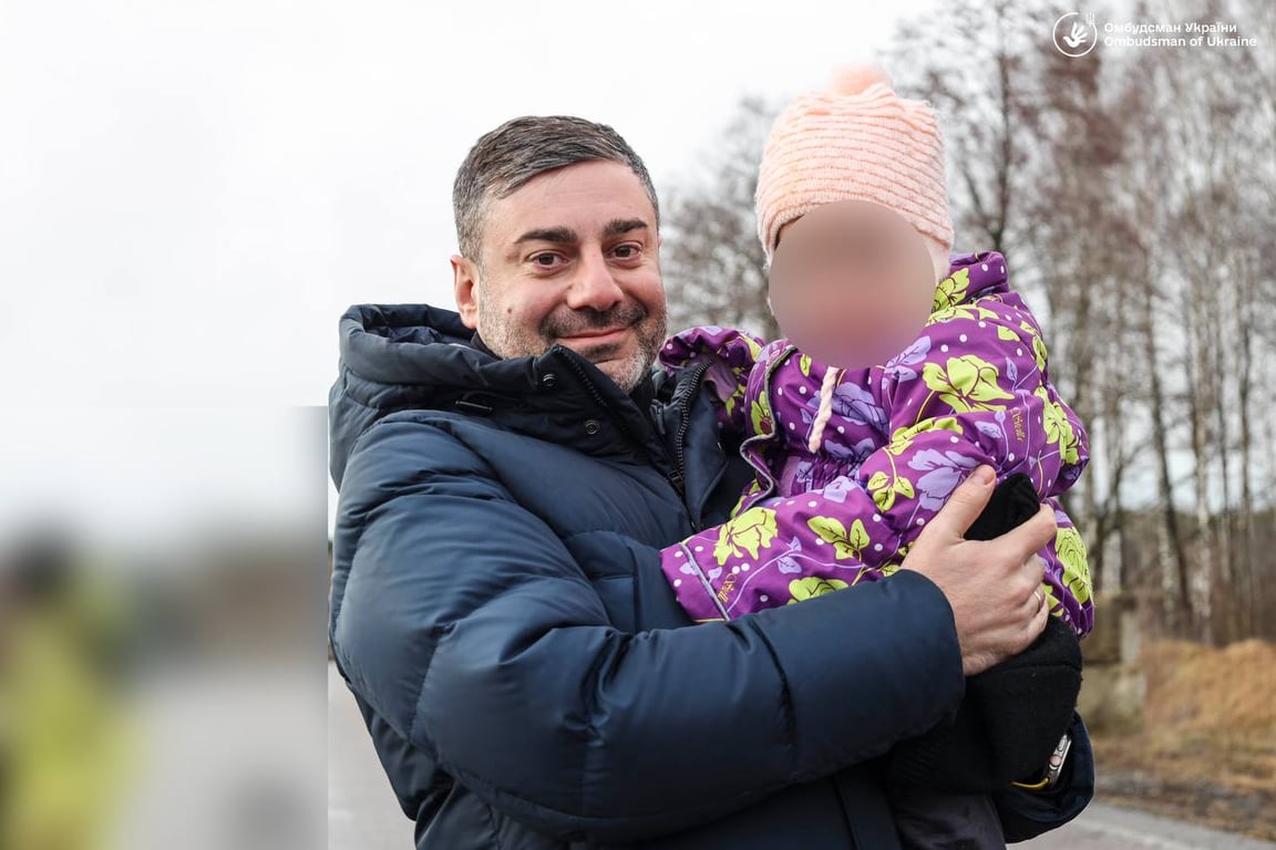 Дмитрий Лубинец держит на руках ребенка