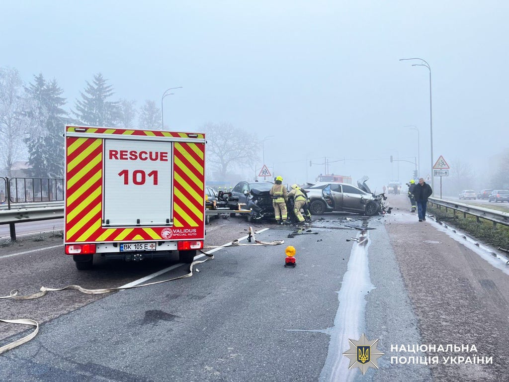 Вісім авто зіткнулись на трасі поблизу Рівного — рух перекрито - фото 3