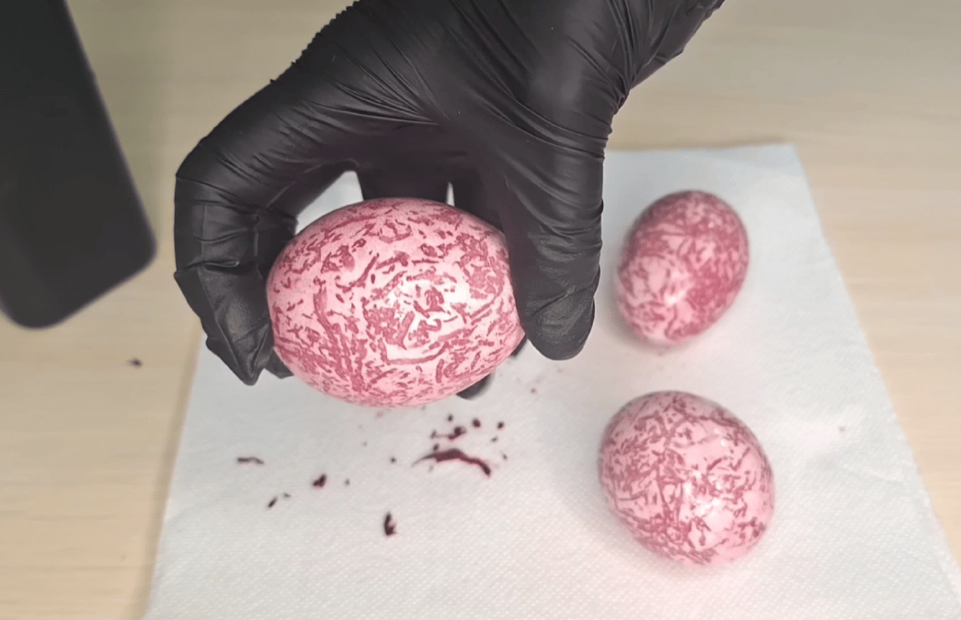 Фарбовані яйця буряком на Великдень - лайфхаки