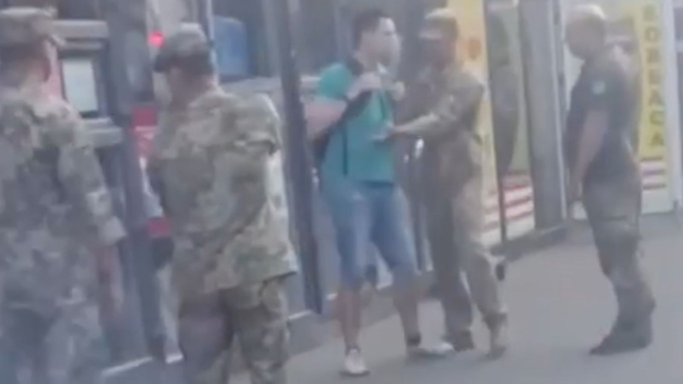 В Киеве работник ТЦК угрожал пистолетом призывнику