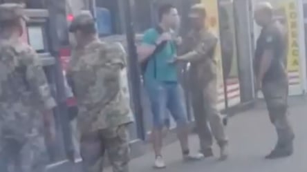 В Киеве работник ТЦК угрожал пистолетом призывнику - 285x160