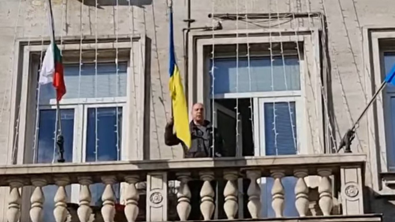 В столице Болгарии политик назвал "фашистским" и выбросил с балкона мэрии флаг Украины
