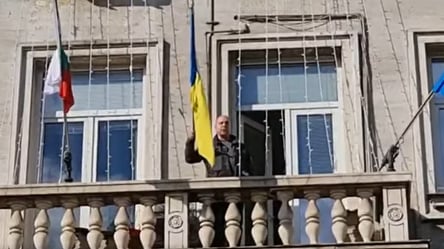 В столице Болгарии политик назвал "фашистским" и выбросил с балкона мэрии флаг Украины - 285x160
