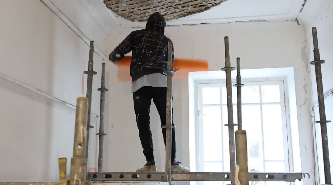 Роботи з відновлення зруйнованого будинку на Канатній