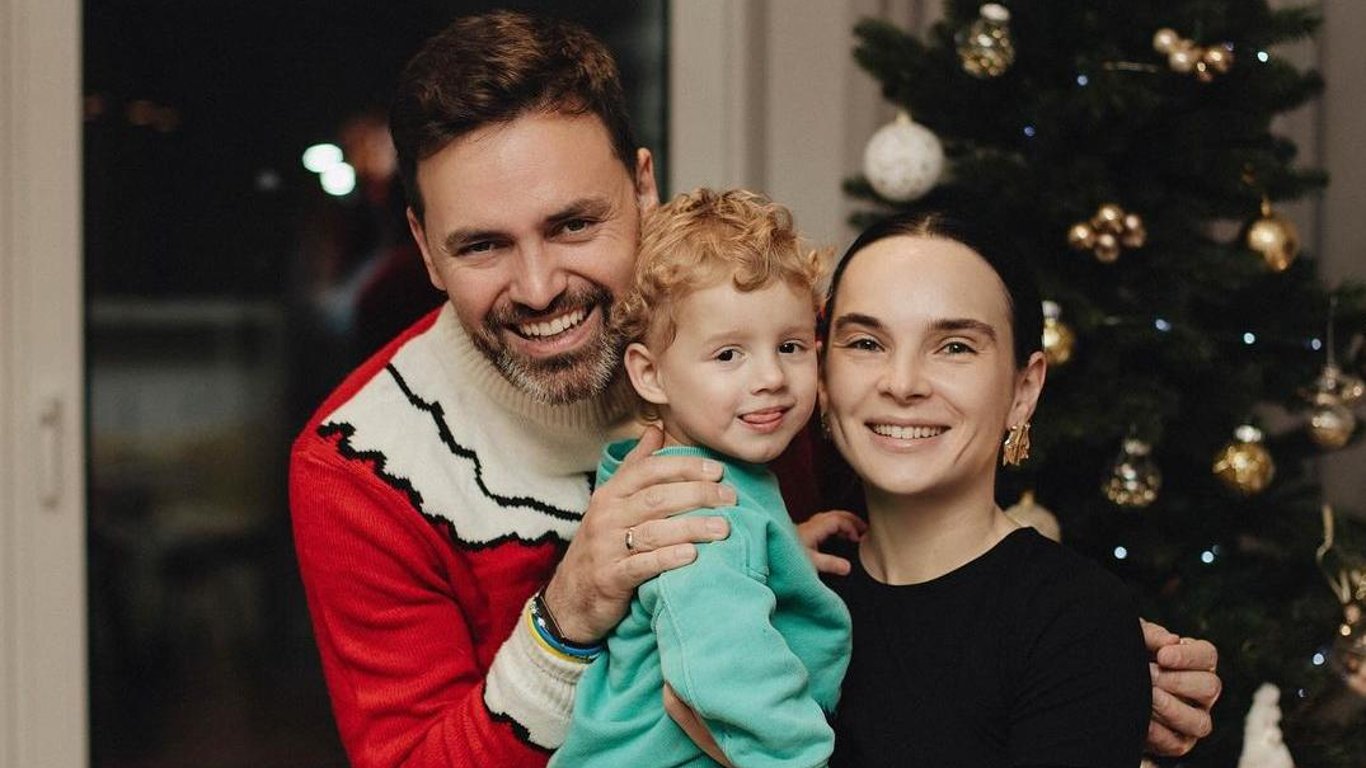 Инна Мирошниченко восхищала рождественской фотосессией приемного сына