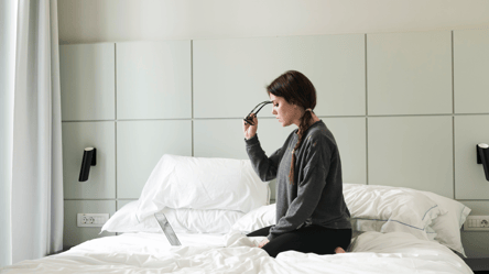 Не поспішайте вмикати світло — як виявити клопів у номері готелю - 285x160