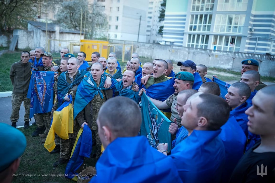 Миколаївські морпіхи повернулися з полону — фото зустрічі - фото 1