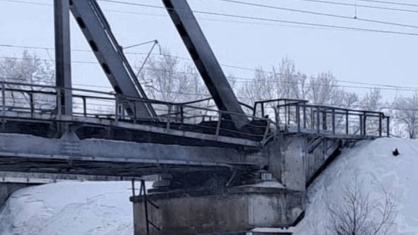 У Росії стався вибух на залізничному мосту — рух потягів призупинено