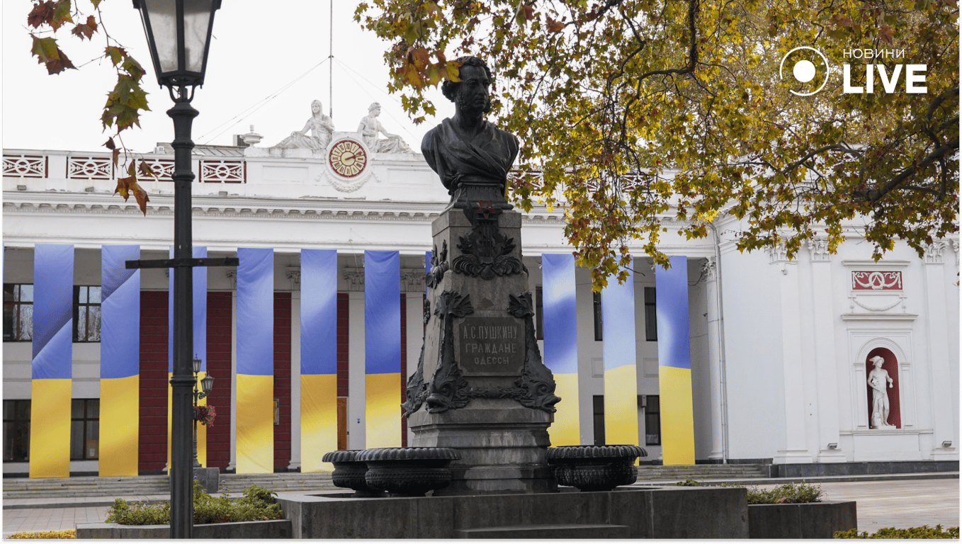 Памʼятник Пушкіну біля одеської мерії. Фото: Новини.LIVE/ Юлія Браславська 
