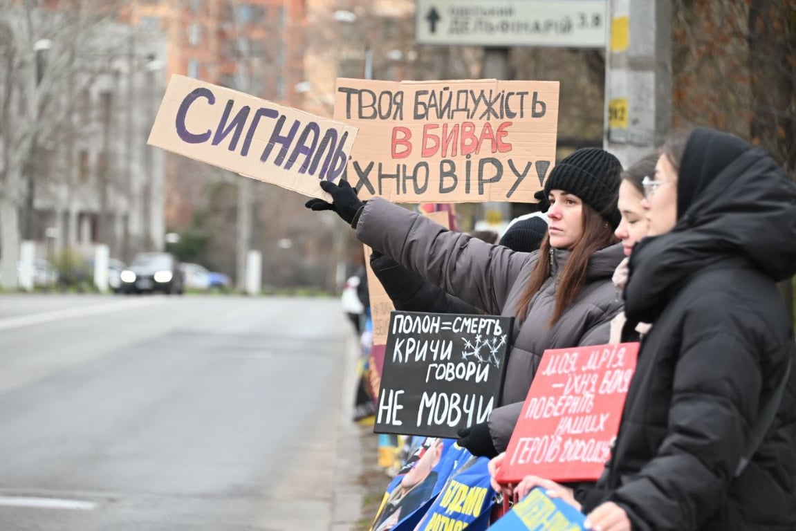 Одеські родини тримають плакати на мітингу за звільнення полонених.