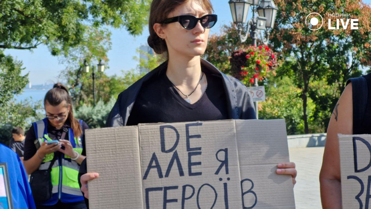 Шана павшим героям - акция под городским советом Одессы - фото 3