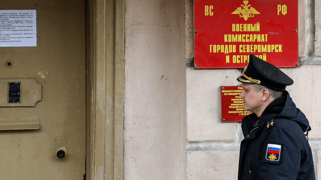 Британская разведка объяснила причину частых поджогов военкоматов в России