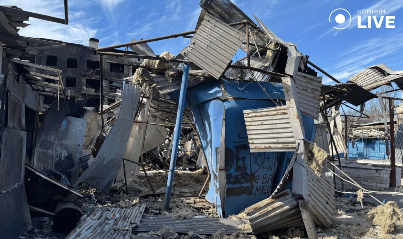 Рятувальники працюють на місці ракетного удару по житловому будинку в Добропіллі