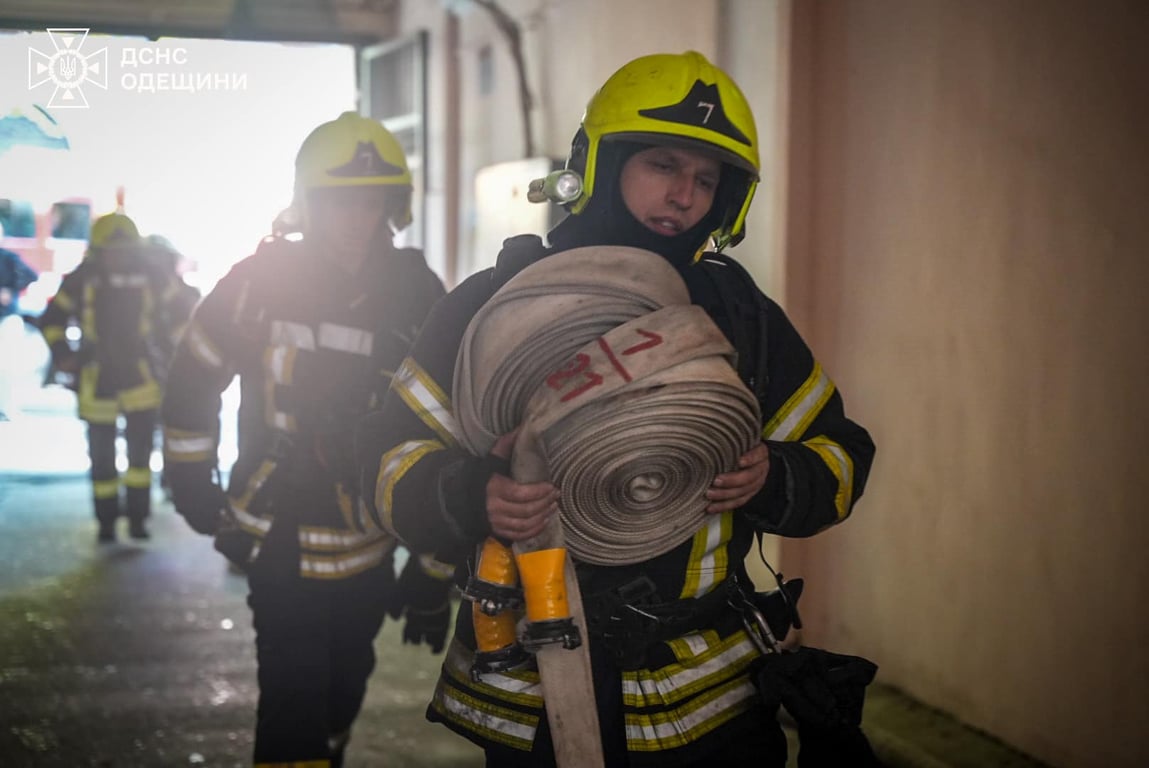 Пожежний несе пожарний рукав для гасіння пожежі в Одесі, 27 квітня. Фото: ДСНС УкраїниФото: ДСНС України